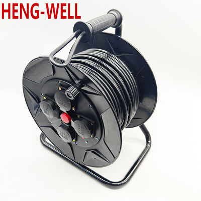 Zorlu açık hava çalışma alanlarında kolayca kablo yayılması ve geri çekilmesi için tasarlanmış siyah geri çekilebilir kablo ruloları